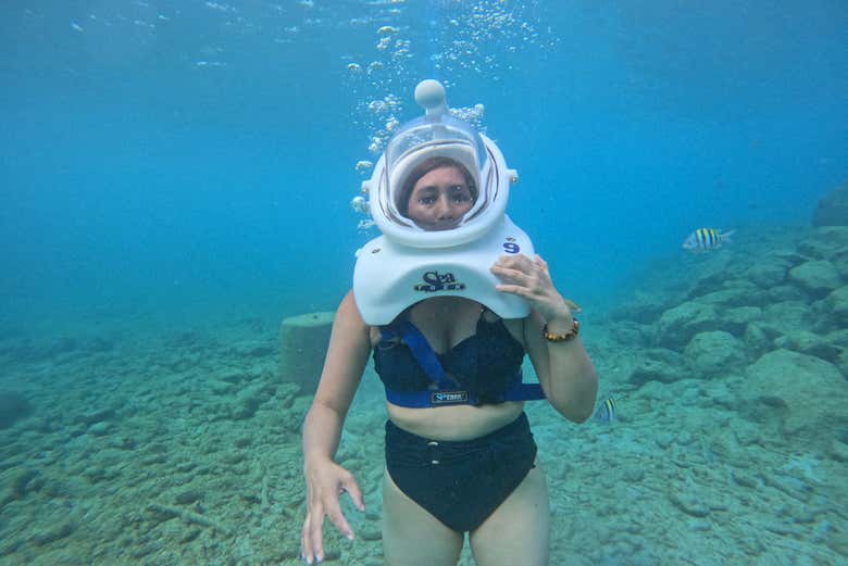 Une femme dans un scaphandre sous l'eau
