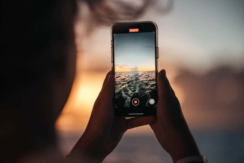 Contemplando el atardecer desde el barco