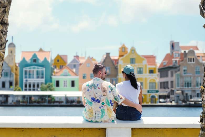 Admirando las coloridas casas de Willemstad