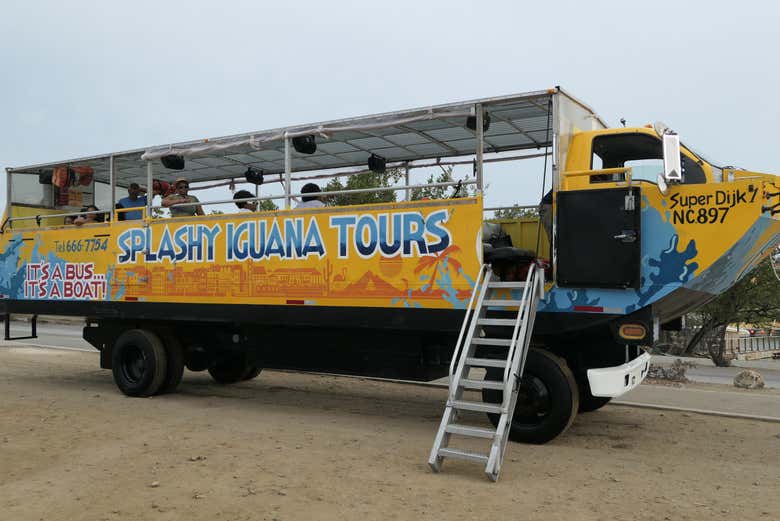 Escalera para subir al autobús anfibio