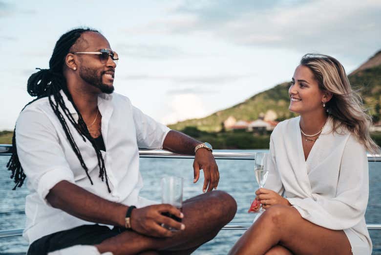 Una pareja realizando el paseo en barco