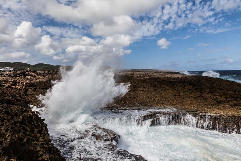 Ondas quebrando na costa de Curaçao