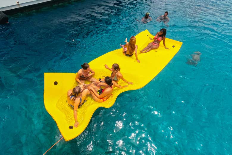Practicando snorkel junto a una de las colchonetas del barco