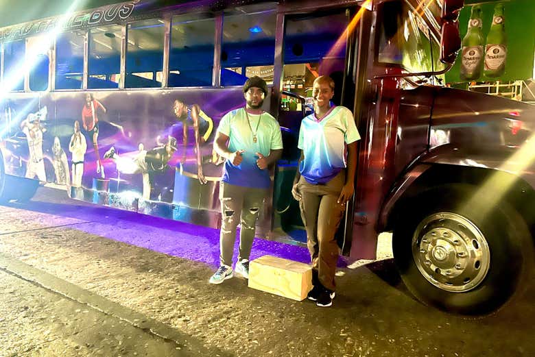 Listos para empezar la noche en el autobús de fiesta