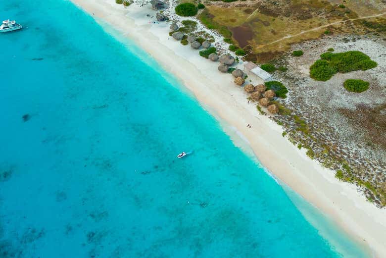 Panorámica del catamarán cerca de una playa