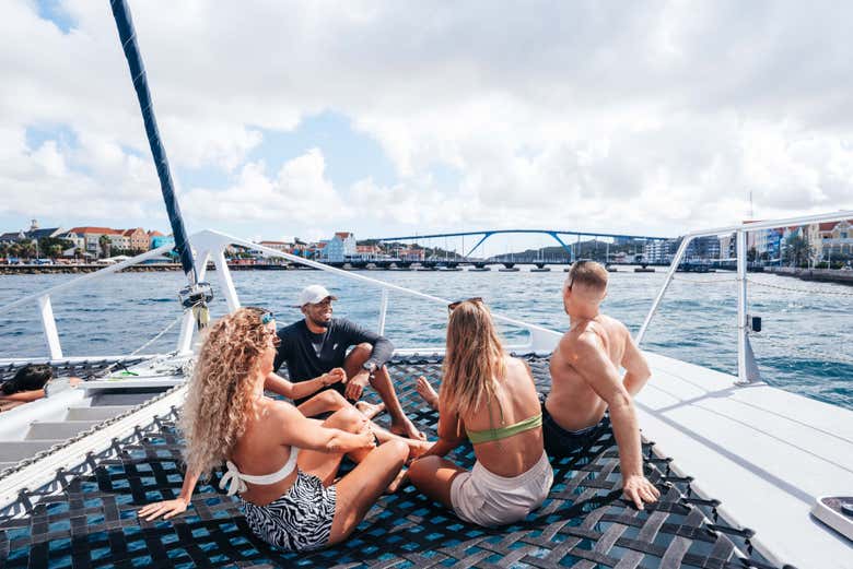 Disfrutando del paseo en catamarán desde las redes del barco