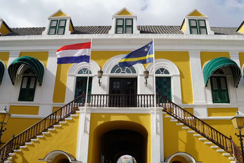 Contemplando el palacio del Gobernador