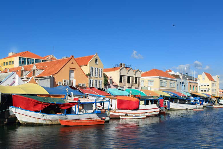 Acercándonos al mercado flotante de Willemstad