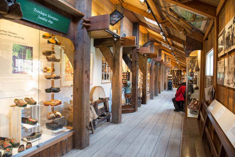 Conociendo una fábrica artesanal de zuecos