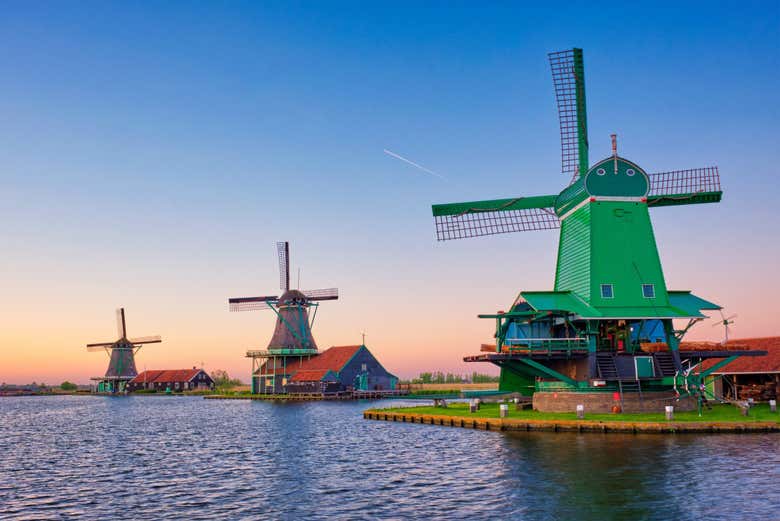 Los famosos molinos de Zaanse Schans a orillas del río Zaan