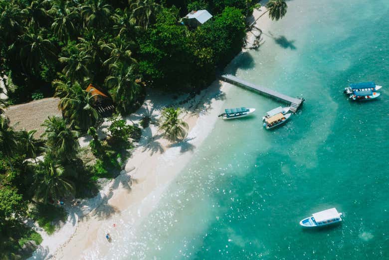 Les bateaux sur la plage de Cayo Coral