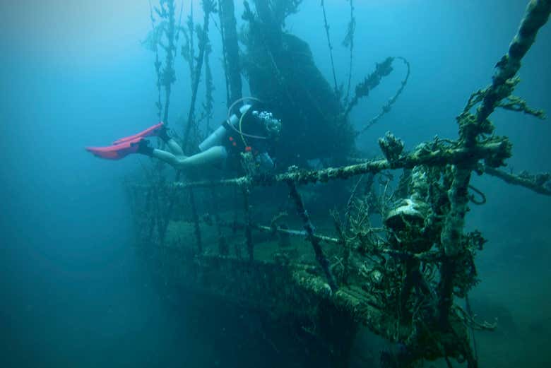 Un velero hundido en uno de los arrecifes