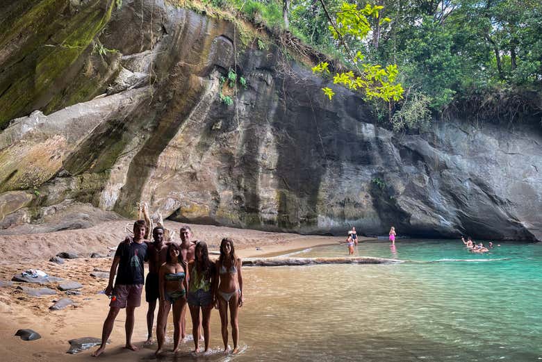 Touristes découvrant les plages de l'Isla Escudo de Veraguas