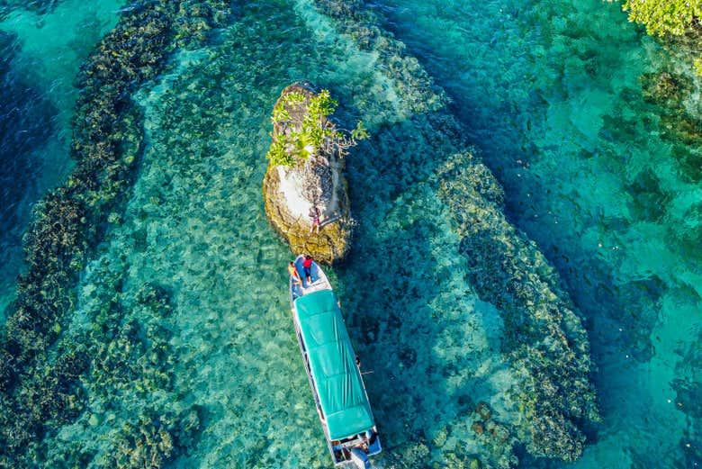 Vista aerea di una barca a Isla Escudo de Veraguas