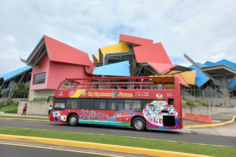 Bus passant devant le Biomuseo