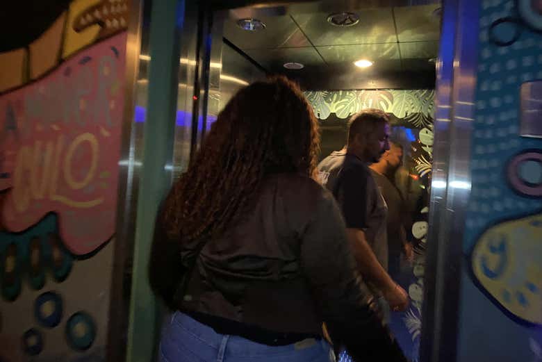 Entrando al restaurante Tántalo 