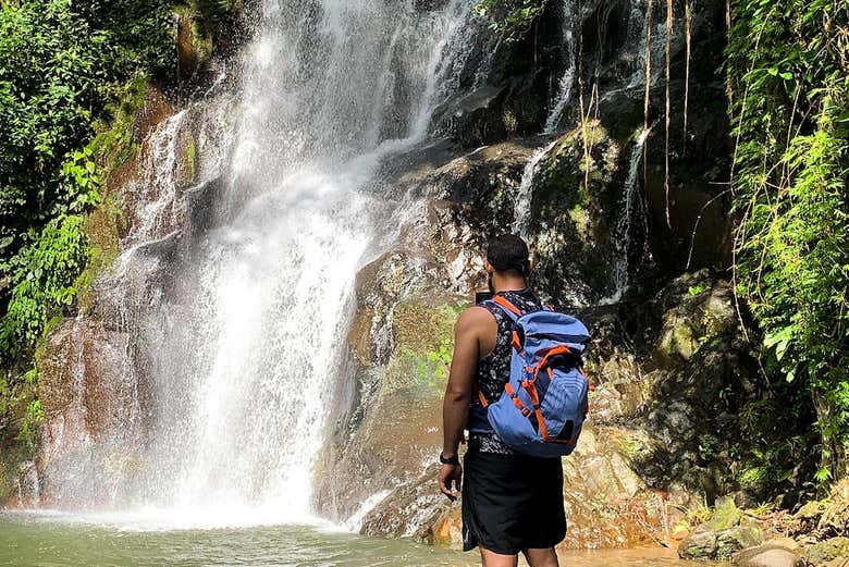 Un chico contemplando la cascada