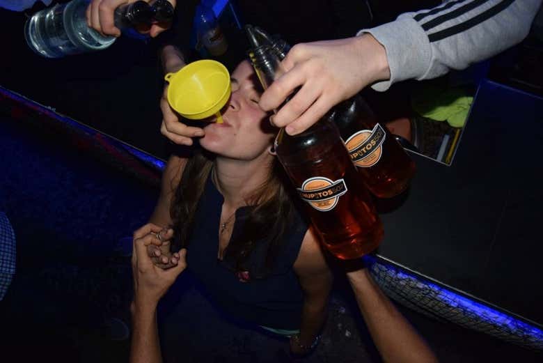 Tomando shots no tour de festa