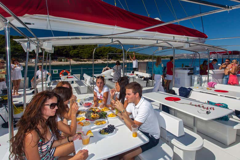 Disfrutando de la comida a bordo del ferry