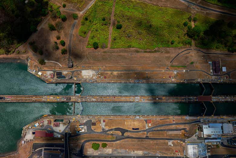 Vista de dron de las esclusas del canal de Panamá