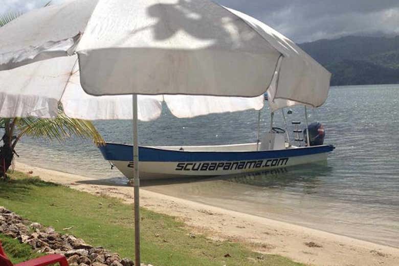 Barca ormeggiata all'isola privata