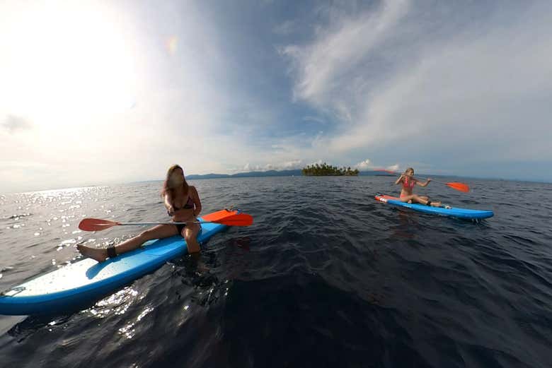 Fazendo paddle board