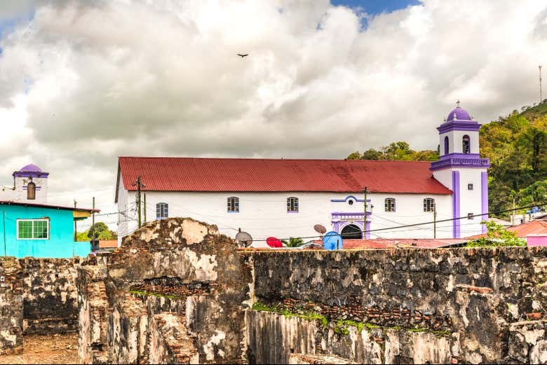 La iglesia de San Felipe alberga el Cristo Negro de Portobelo