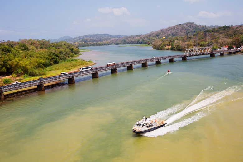 Train qui passe au dessus du Canal de Panama