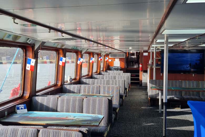Interior del barco que atraviesa el Canal de Panamá