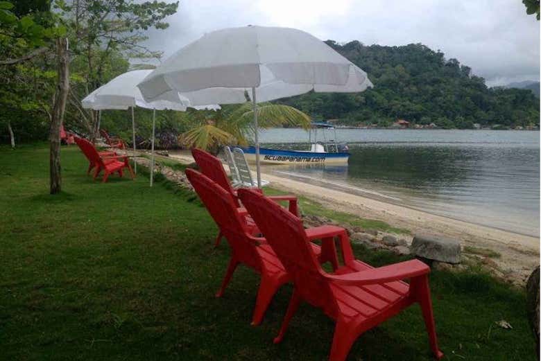 Spiaggia e sedie sulla spiaggia privata