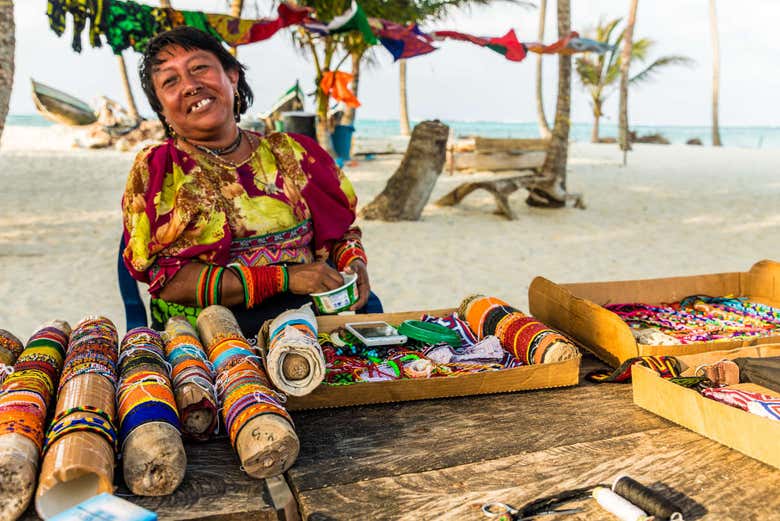 Mulher guna no mercado