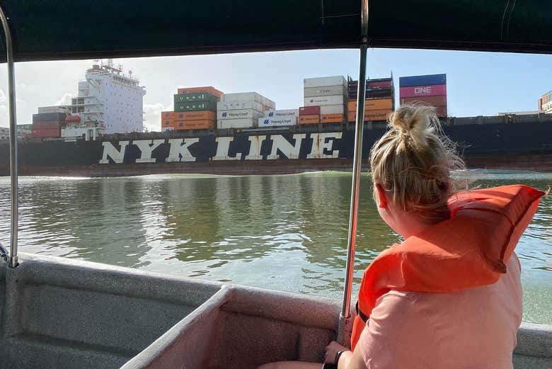 Surcando las aguas del Canal de Panamá