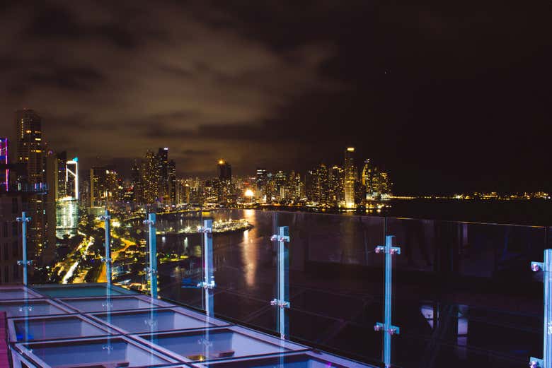 El skyline de Ciudad Panamá durante la noche