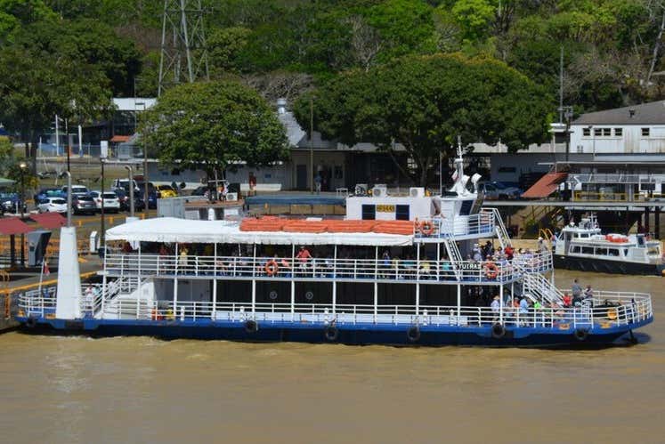 El barco que cruza el Canal de Panamá