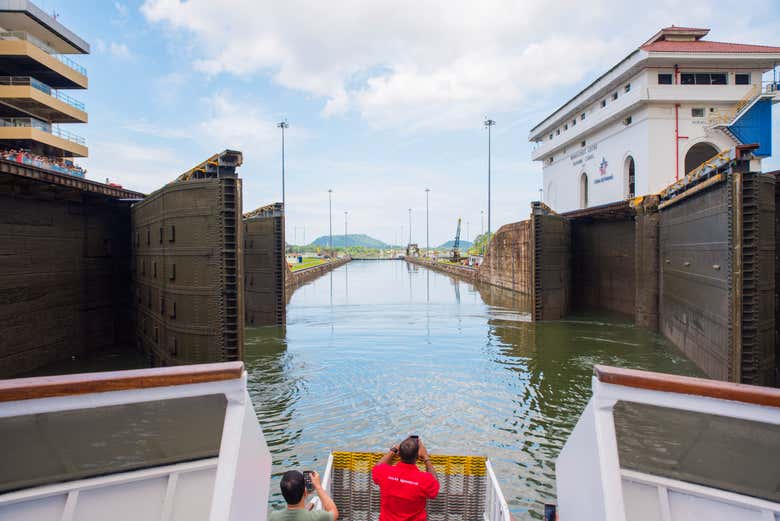 Contemplando las esclusas del Canal de Panamá