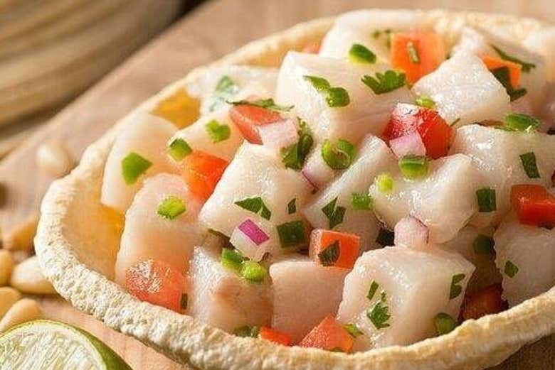 Un fresco ceviche con toques de lima y cilantro