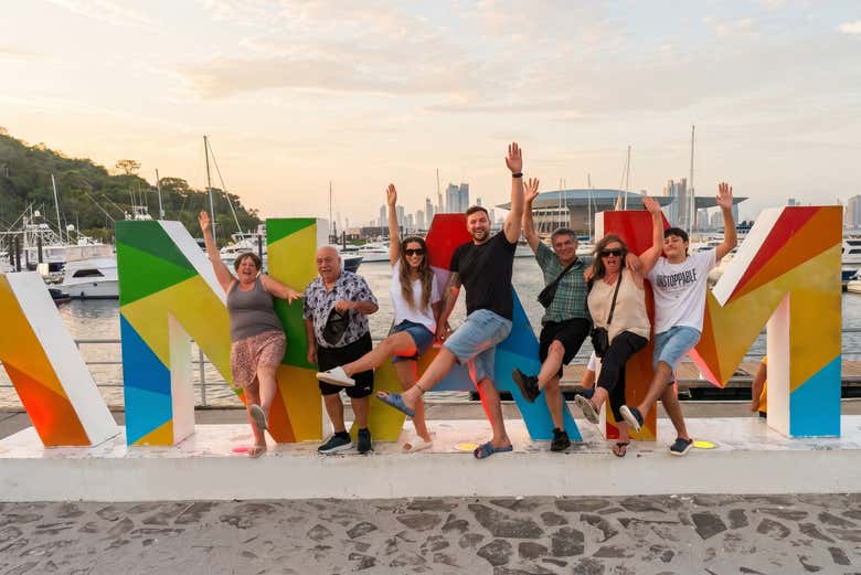 Posando junto al letrero de Panamá