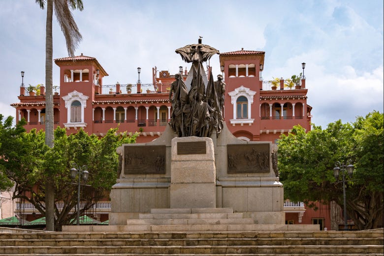 Recorriendo la plaza de Simón Bolívar