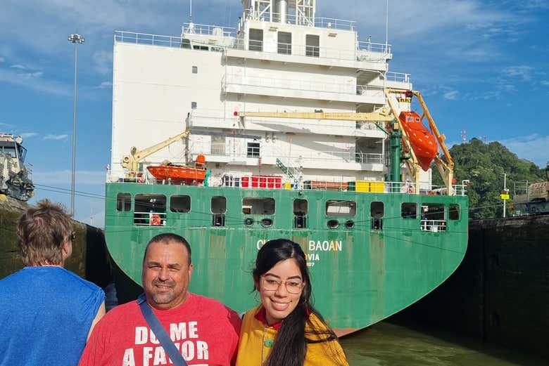 Posando con el barco que recorre el Canal de Panamá