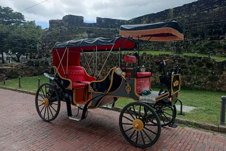 La calesa eléctrica frente a unas ruinas del casco viejo 