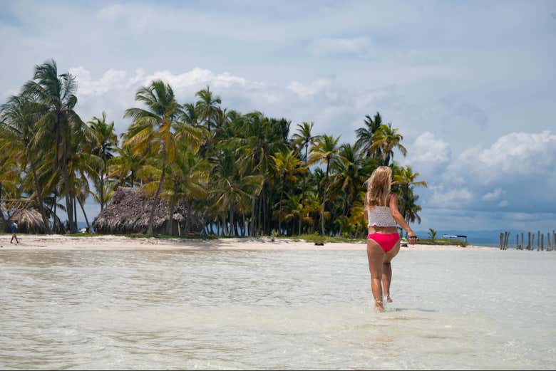 Recorriendo la preciosa playa del archipiélago de San Blas
