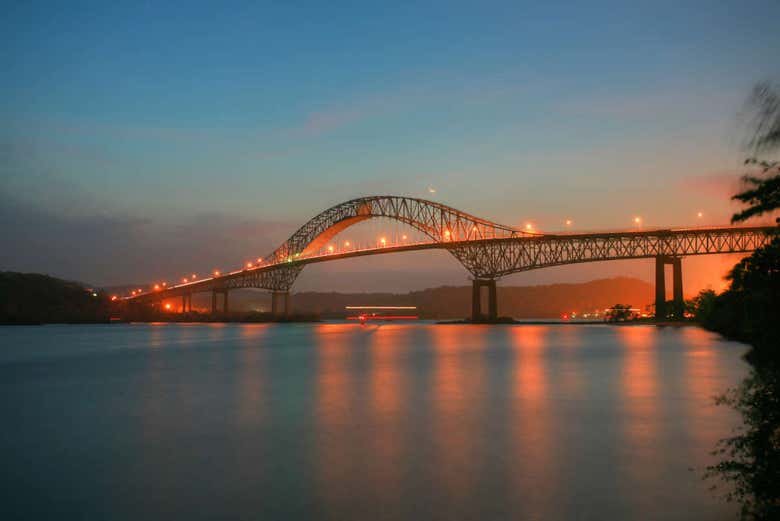 Puente de las Américas al atardecer