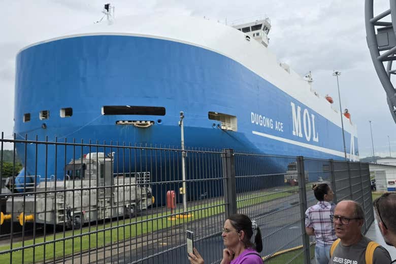 Un buque visto desde el Centro de Visitantes de Gatún