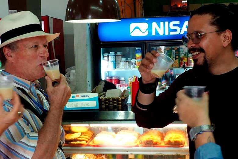 Tomando un café en una panadería local