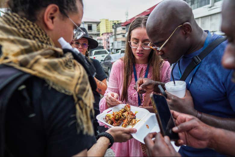 Tomando un rico pollo asado