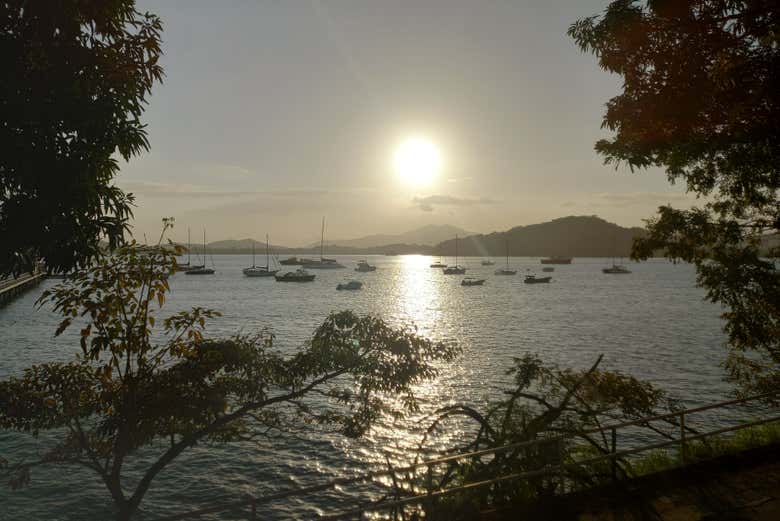 Empieza a caer el sol sobre la bahía de Panamá