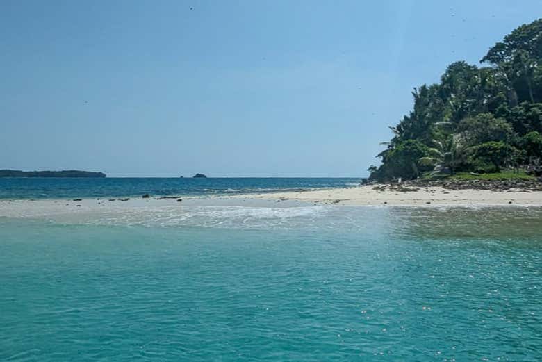 Explorez les plages de l'île de Mogo Mogo