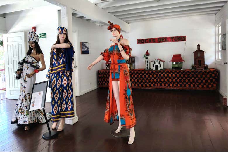 Exposition des costumes ancestraux du Panama