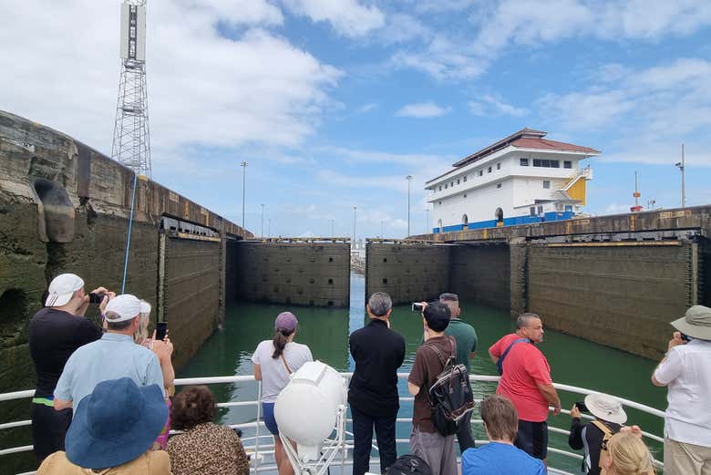 Expectantes a ver cómo se abre una de las esclusas