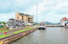 Paseo en barco por el Canal de Panamá y el lago Gatún